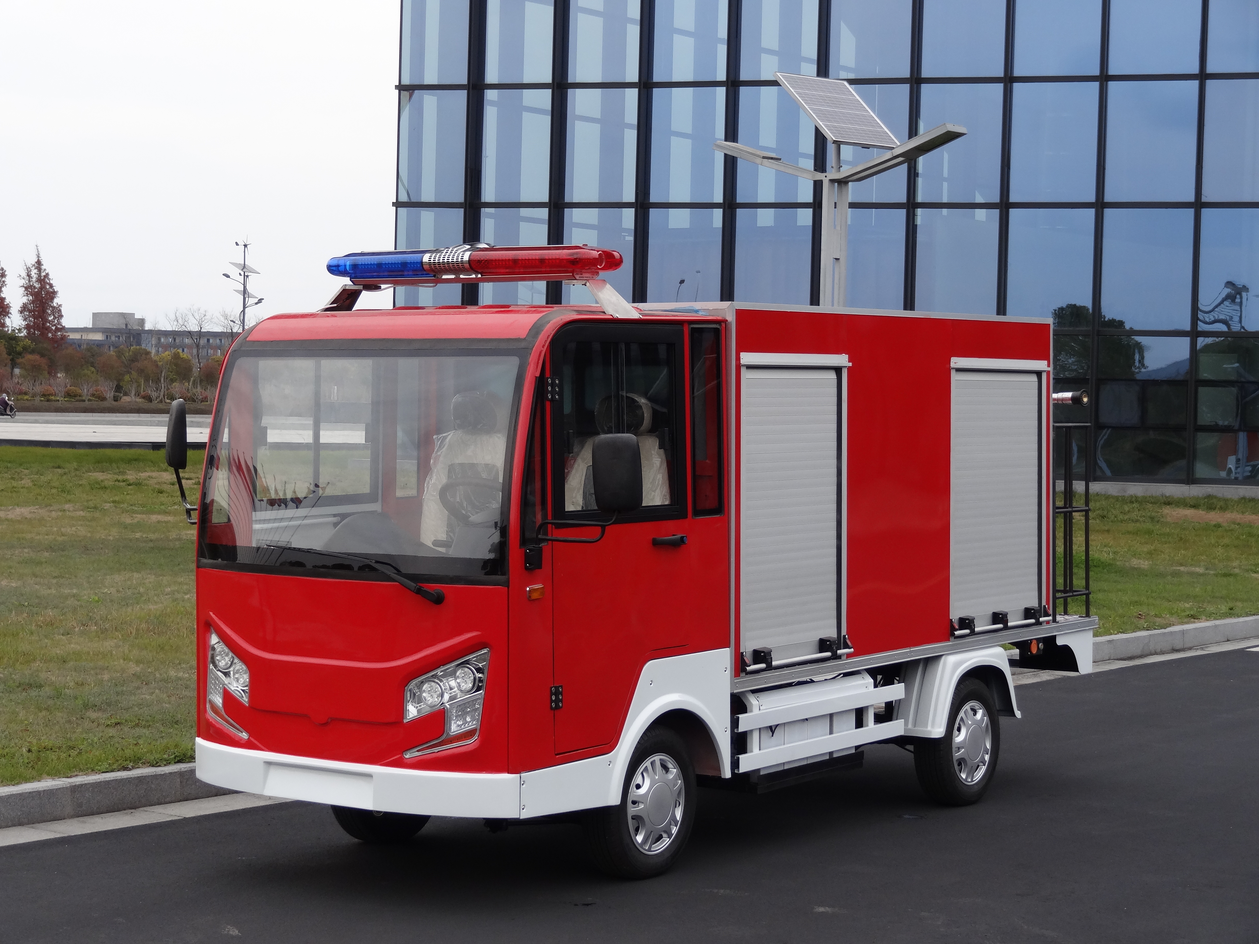 1噸水箱帶水炮電動消防車