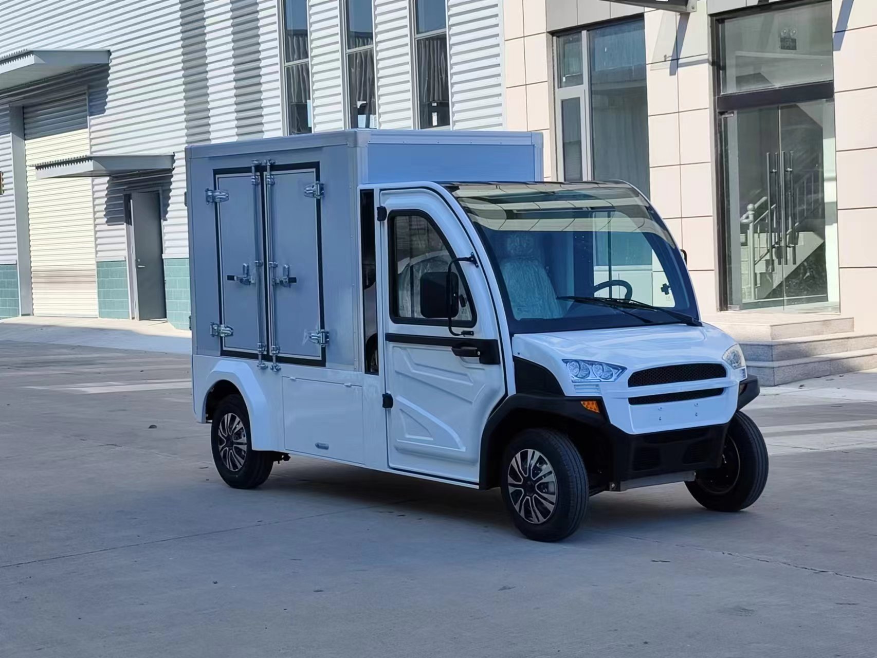 箱式電動(dòng)貨車